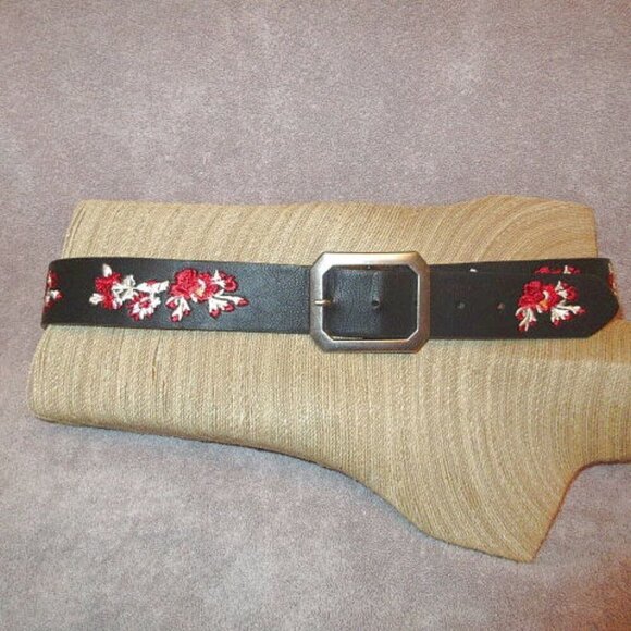 Jessica Simpson EMBROIDERED Belt Size M BLACK Faux Leather BOHO Flower HIPPIE - Picture 1 of 12
